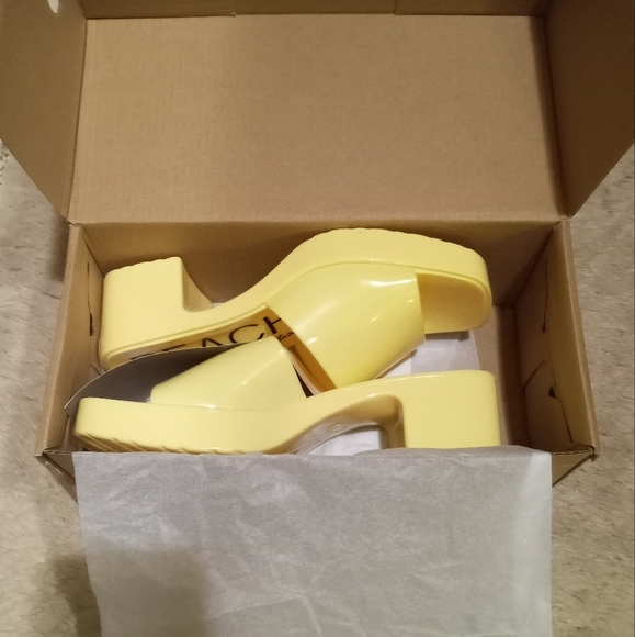 Beach brand plastic sandals. Yellow. Size 7. EUC. - Picture 7 of 7